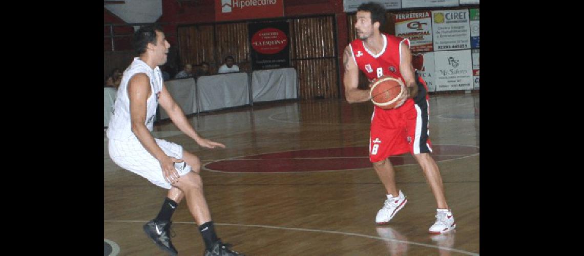 Leandro Mateo defendido por Facundo Mendoza en uno de los duelos ante Estudiantes 