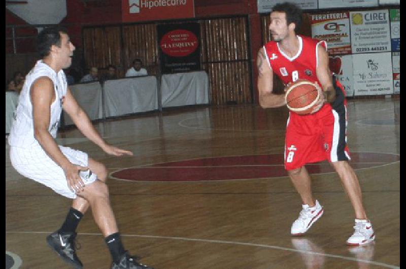 Leandro Mateo defendido por Facundo Mendoza en uno de los duelos ante Estudiantes 