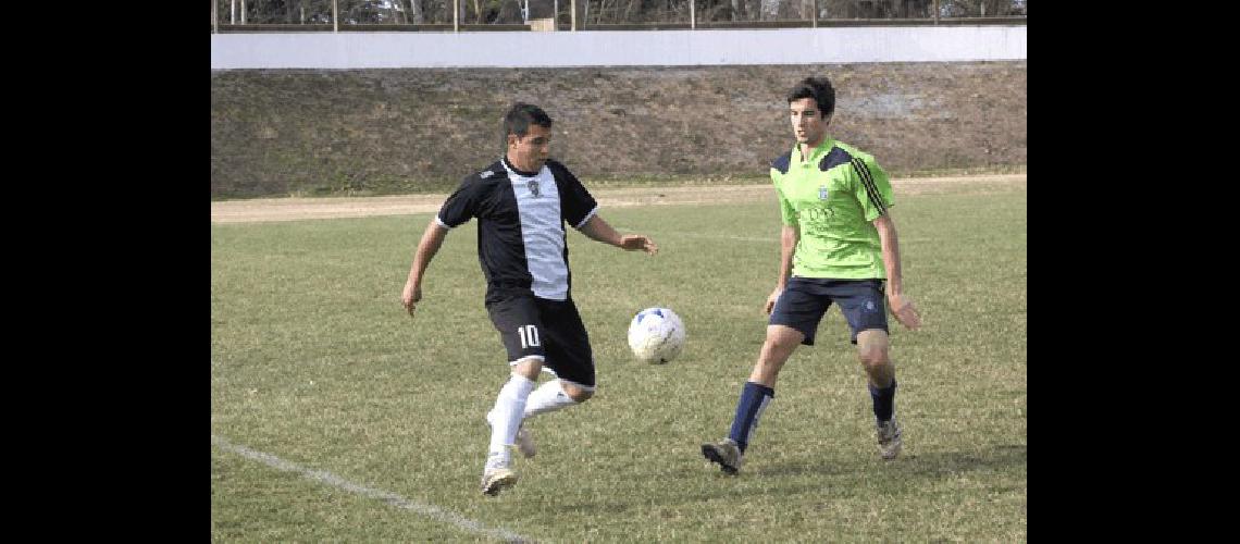 Emilio Peralta marcÃ³ el 3 a 1 para Estudiantes con un golazo de la mitad de la cancha 