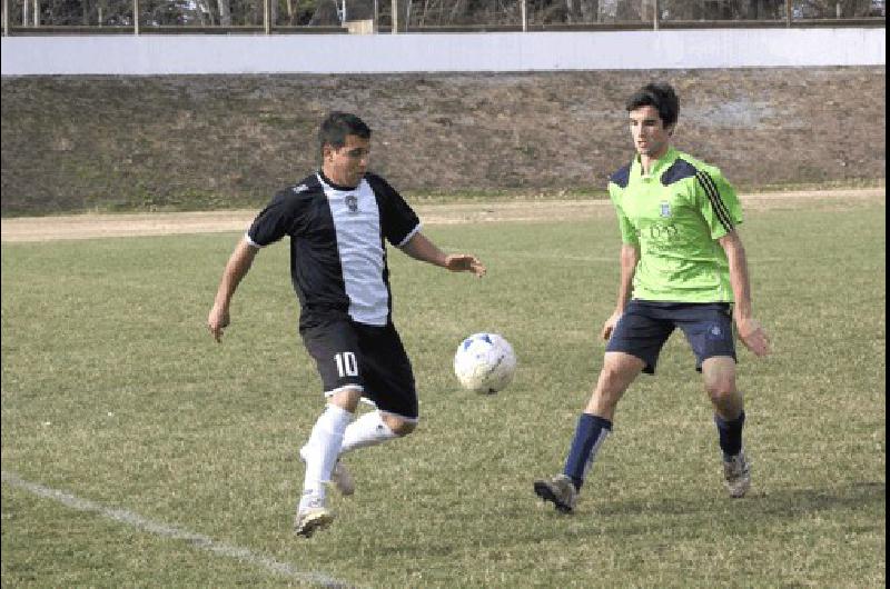 Emilio Peralta marcÃ³ el 3 a 1 para Estudiantes con un golazo de la mitad de la cancha 