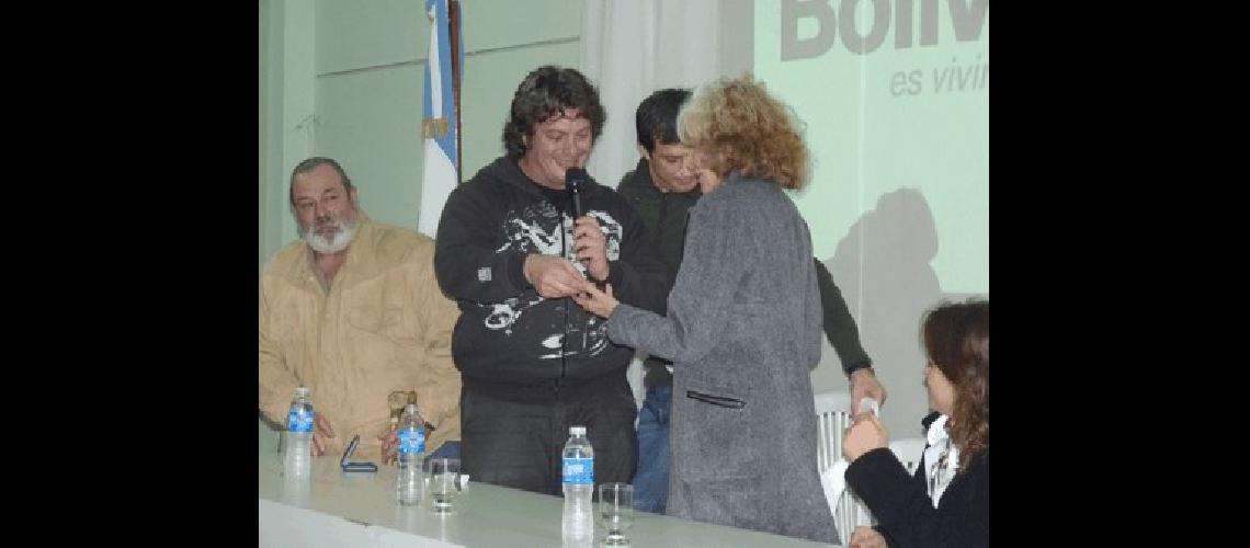 El momento en que el Gato hace entrega de la medalla a Vilma Renda la madre de Jorgito 