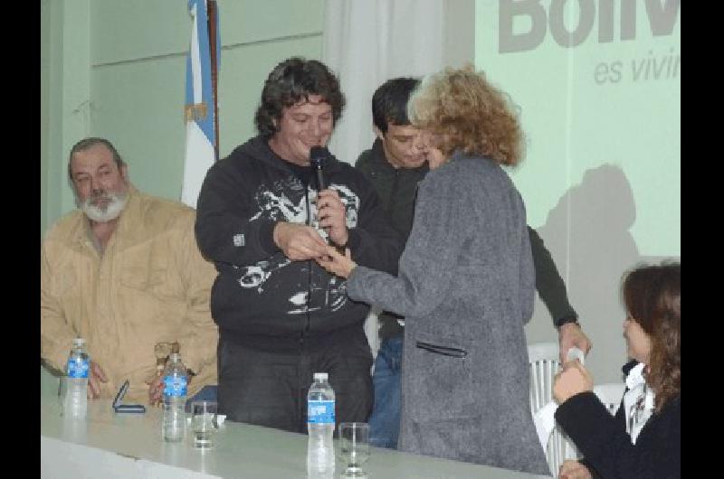 El momento en que el Gato hace entrega de la medalla a Vilma Renda la madre de Jorgito 