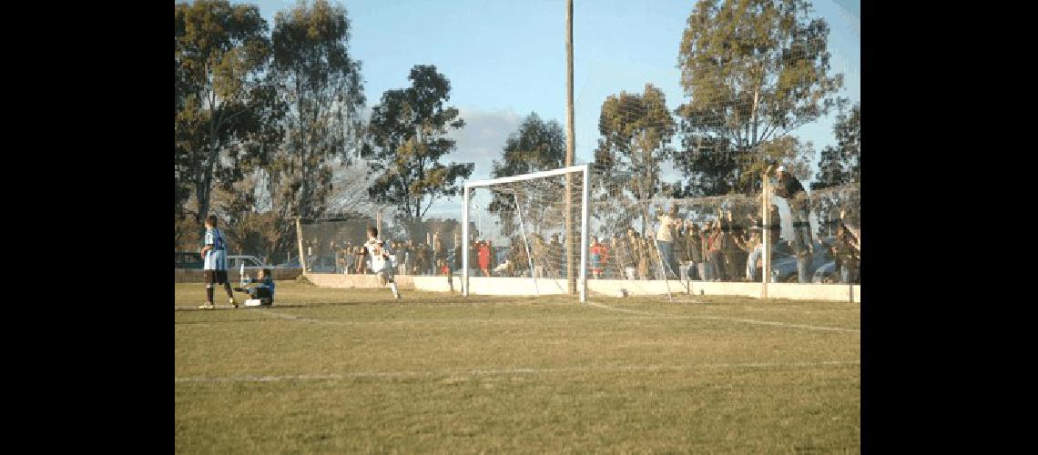 La hinchada festeja el gol del Patotero GonzÃ�lez con que el Platense le ganÃ³ a Racing 