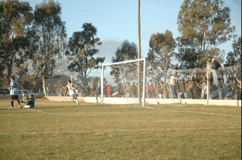 La hinchada festeja el gol del Patotero GonzÃ�lez con que el Platense le ganÃ³ a Racing 