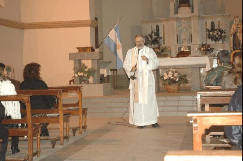 En la parroquia Nuestra SeÃ±ora del Carmen el padre Juan Angel encabezÃ³ el Tedeum y pidiÃ³ profesar la fe 