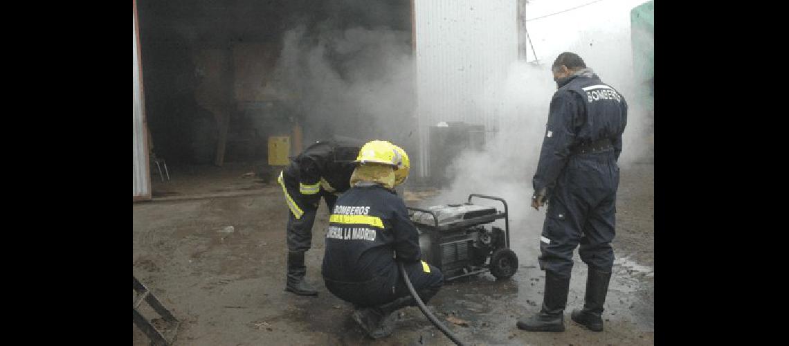 Los bomberos de La Madrid trabajaron para sofocar un principio de incendio en un galpÃ³n 