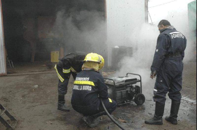 Los bomberos de La Madrid trabajaron para sofocar un principio de incendio en un galpÃ³n 