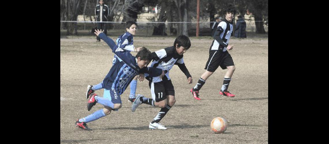 Ferro Carril Sud venciÃ³ a Estudiantes B en uno de los partidos de la categorÃ­a 2000 