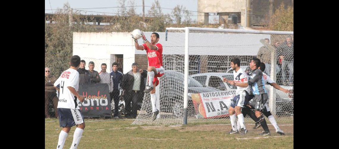 En el encuentro de ida Ferro Carril Sud ganÃ³ 2 a 1 en la cancha de Sierra Chica 