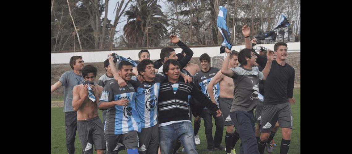 Los pibes de Ferro celebraron el tiacutetulo