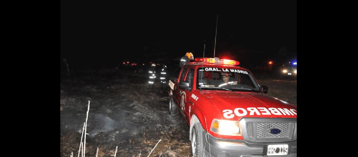 Los Bomberos de La Madrid trabajaron en dos incendios de pastos con pocas horas de diferencia 