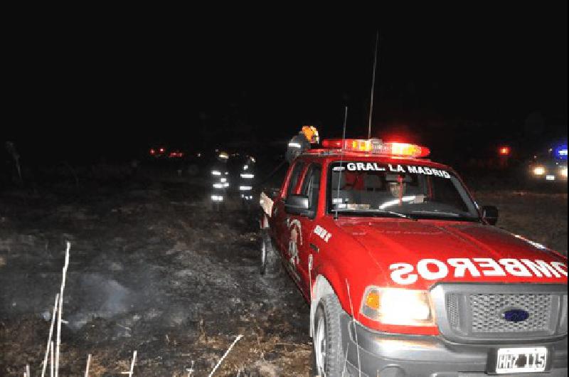 Los Bomberos de La Madrid trabajaron en dos incendios de pastos con pocas horas de diferencia 