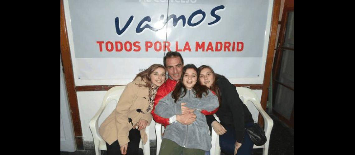 Carlos Morante junto con sus hijas un pilar importante El candidato sostiene que el triunfo se logrÃ³ por el trabajo en conjunto 