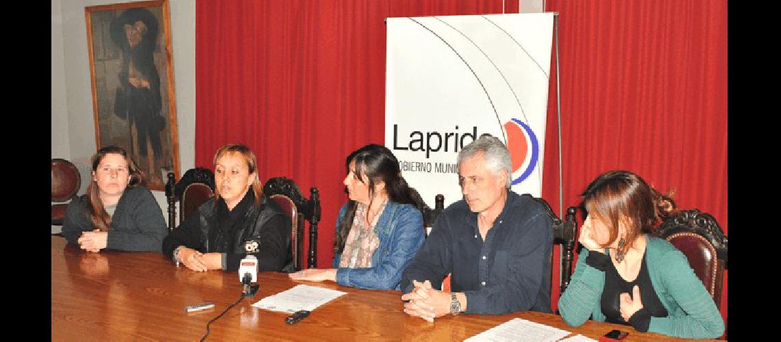 Los integrantes del Grupo FotogrÃ�fico junto a los concejales del FPV anunciaron el concurso 