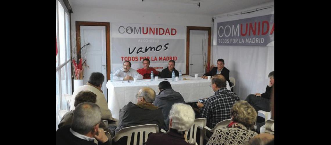 Ricardo AlfonsÃ­n junto con otros referentes del FCyS visitaron La Madrid 