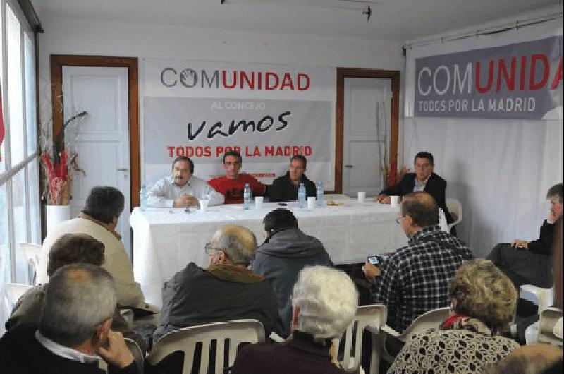 Ricardo AlfonsÃ­n junto con otros referentes del FCyS visitaron La Madrid 