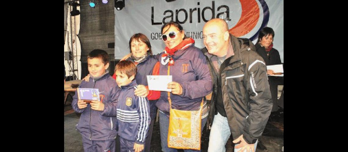 El Club LilÃ�n recibiÃ³ el primer premio del concurso de vidrieras 