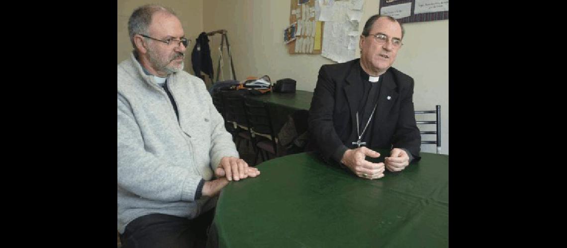 El padre Del Giorgio junto al obispo de Azul monseÃ±or Hugo Salaberry dialogaron sobre la realidad de la Iglesia 