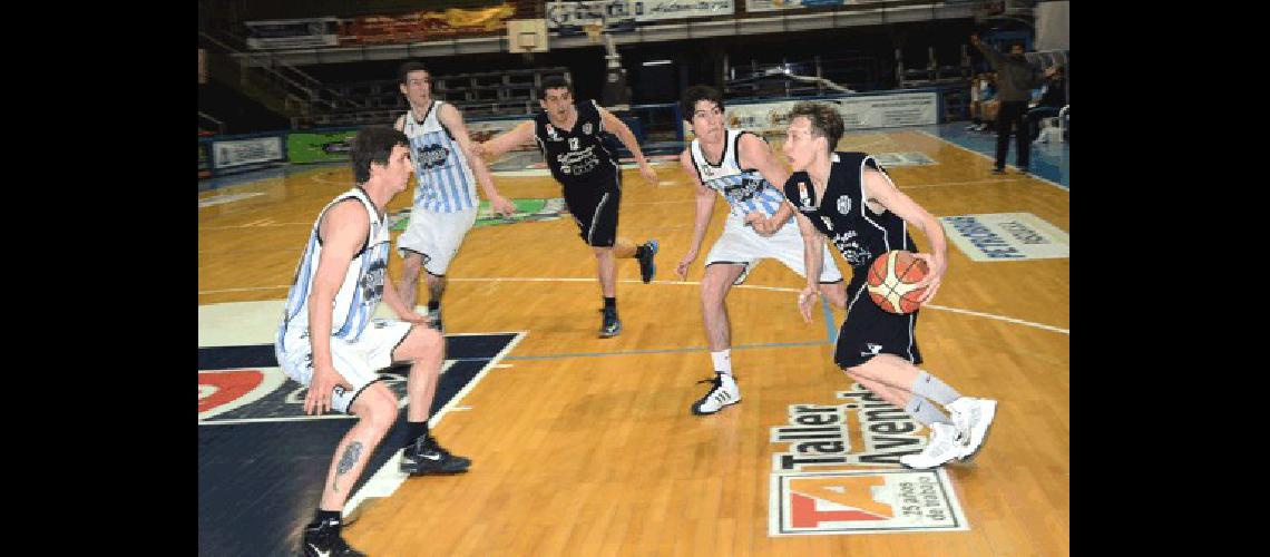 Ferro Carril Sud viene de ganarle el lunes a Estudiantes como visitante por 62 a 53 