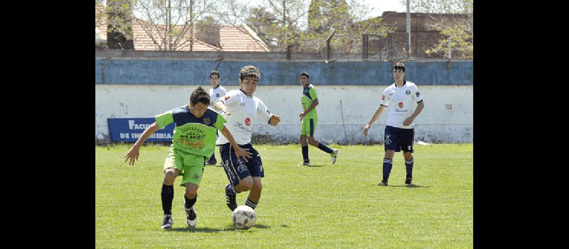 Racing y Embajadores se repartieron una victoria cada uno 