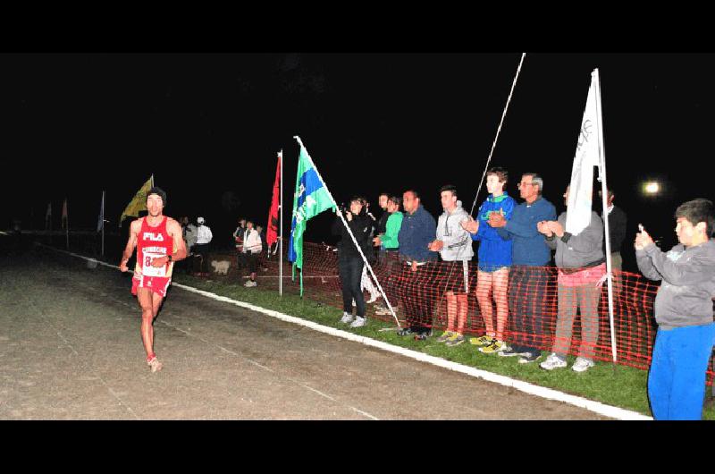 Momento que Sanguinetti en soledad llega al final de la competencia 