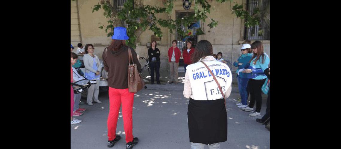 Ayer los maestros de La Madrid hicieron oÃ­r su reclamo ante la comunidad y las autoridades educativas del distrito 