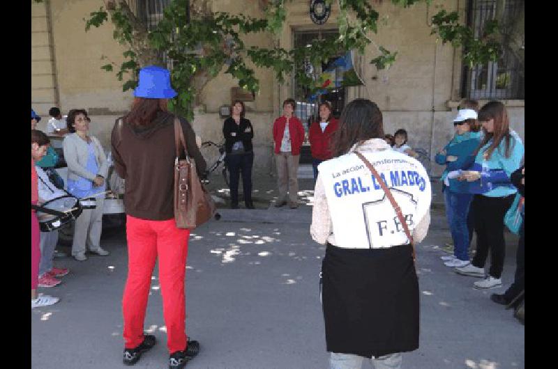 Ayer los maestros de La Madrid hicieron oÃ­r su reclamo ante la comunidad y las autoridades educativas del distrito 