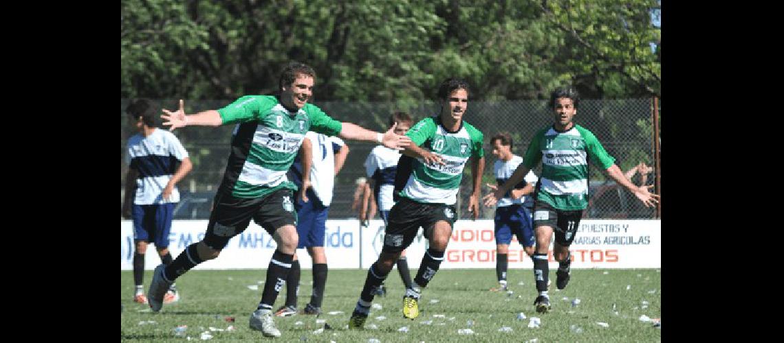 Festejo de Maximiliano PadÃ­n autor del primer gol albiverde 