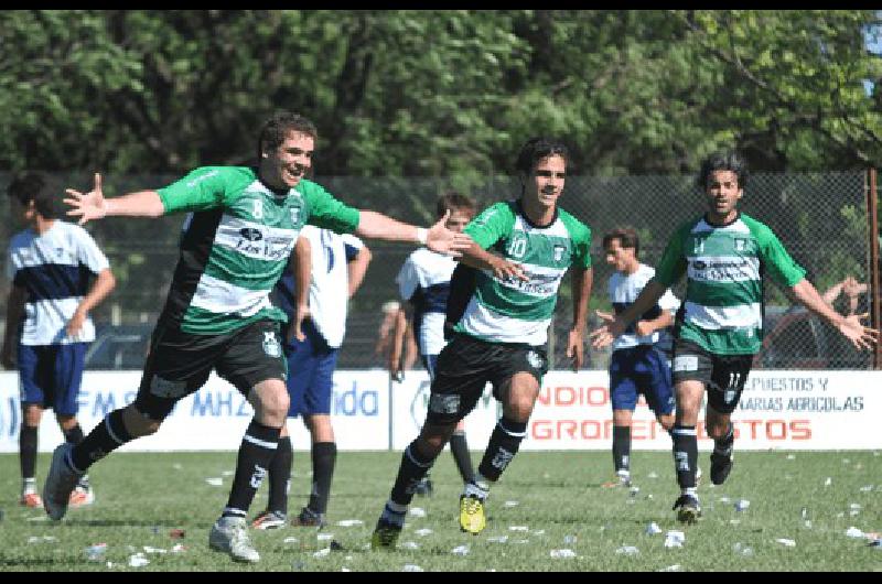 Festejo de Maximiliano PadÃ­n autor del primer gol albiverde 