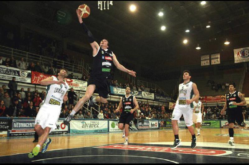 El Bata y Ferro Carril Oeste se enfrentaron en la primera fecha en OlavarrÃ­a con triunfo estudiantil 87-86 