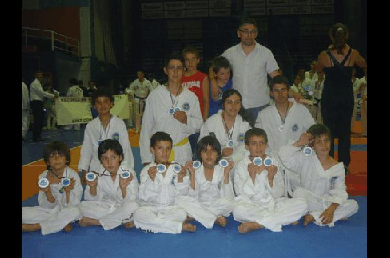 Chicos de La Madrid se trajeron importantes premios de un torneo regional de taekwon do 