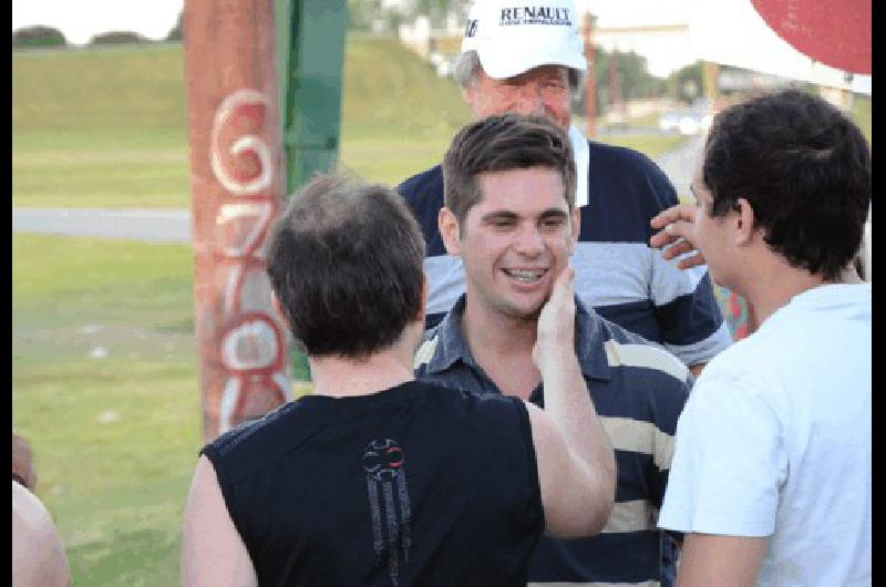 AgustÃ­n Herrera recibiÃ³ el cariÃ±o de sus hinchas al llegar ayer a OlavarrÃ­a despuÃ©s de una gran cierre en el Turismo Nacional 