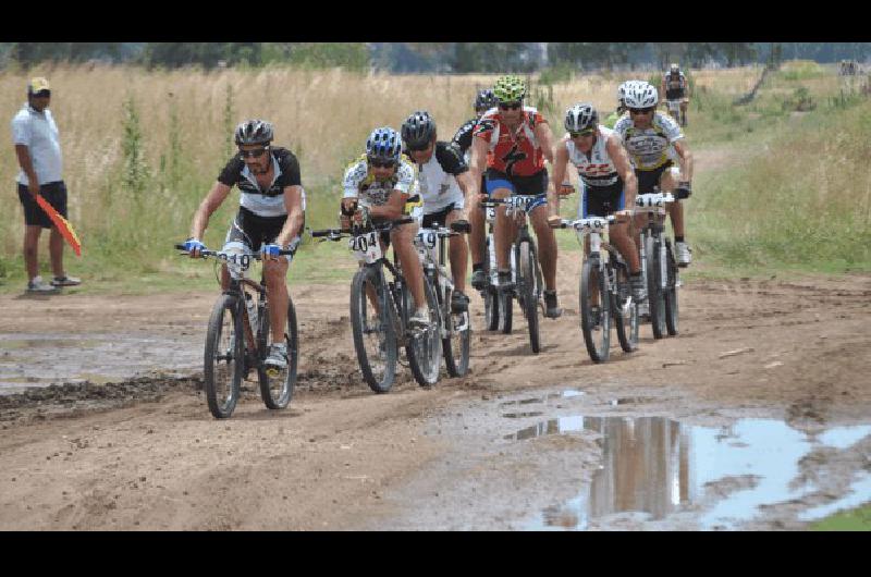 El trazado del rural bike contÃ³ con pasajes a travÃ©s charcos y barro por la lluvia 