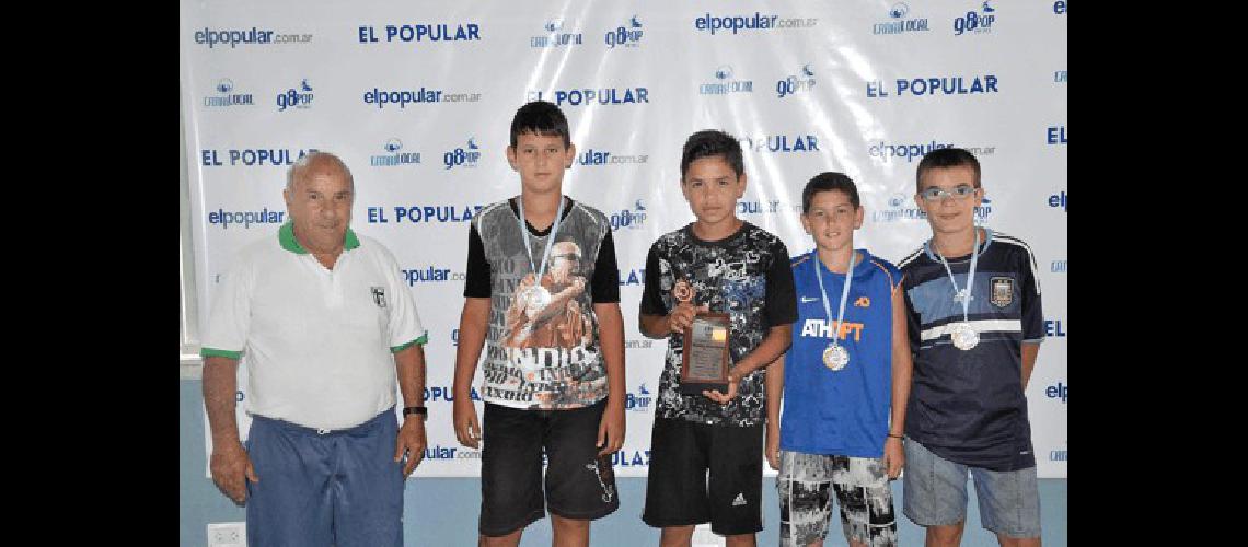 Carlos Graziano junto con parte del plantel que jugÃ³ el torneo de baby fÃºtbol en CÃ³rdoba 