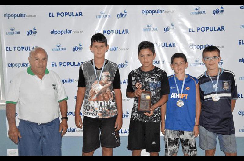 Carlos Graziano junto con parte del plantel que jugÃ³ el torneo de baby fÃºtbol en CÃ³rdoba 