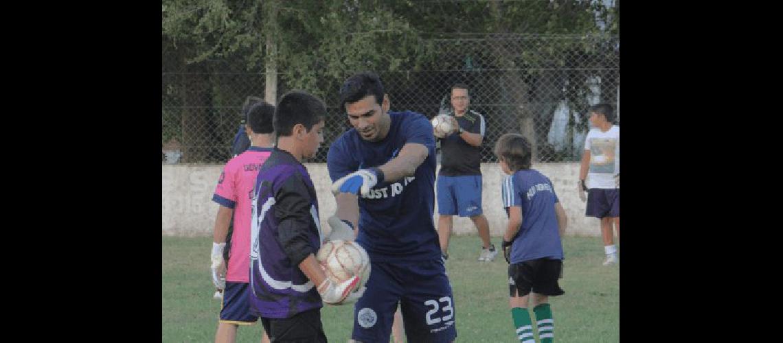 La jornada tuvo un fin solidario y el arquero de Gimnasia de La Plata entregÃ³ paÃ±ales a la EEE NÂº 501 