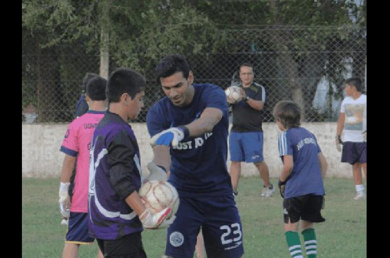 La jornada tuvo un fin solidario y el arquero de Gimnasia de La Plata entregÃ³ paÃ±ales a la EEE NÂº 501 