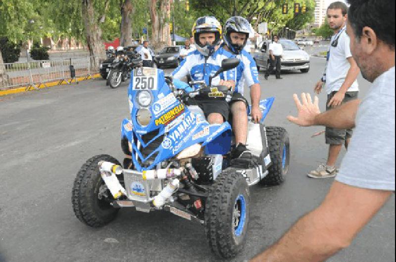 Van llegando autos motos camiones cuatriciclos al Parque Nacional a la Bandera a la espera del dÃ­a de la largada luego de la verificaciÃ³n tÃ©cnica Marcos Patronelli con su cuatriciclo 