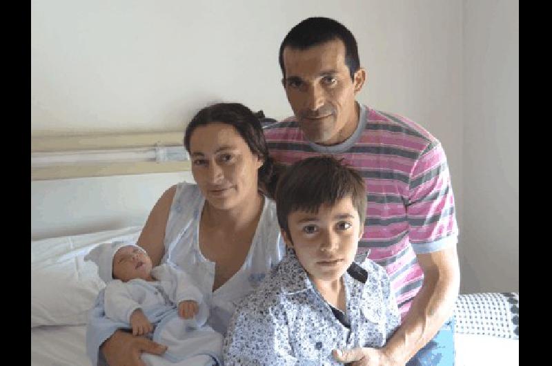 La familia Leiva - LÃ³pez Osornio rodeando al pequeÃ±o Gaspar el primer bebÃ© del 2014 en General La Madrid 