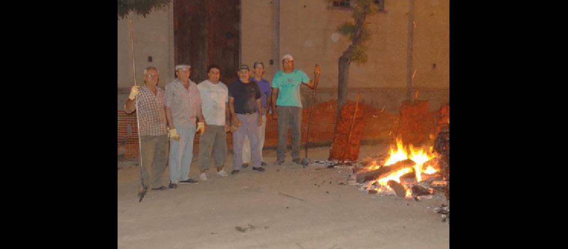 Durante la fiesta se cocinaron 700 kilos de carne que fueron servidos gratuitamente a los vecinos 