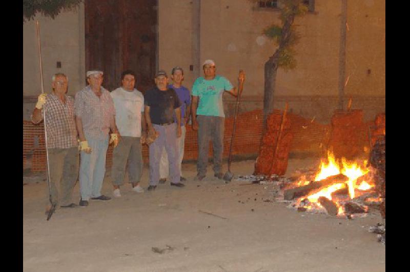 Durante la fiesta se cocinaron 700 kilos de carne que fueron servidos gratuitamente a los vecinos 