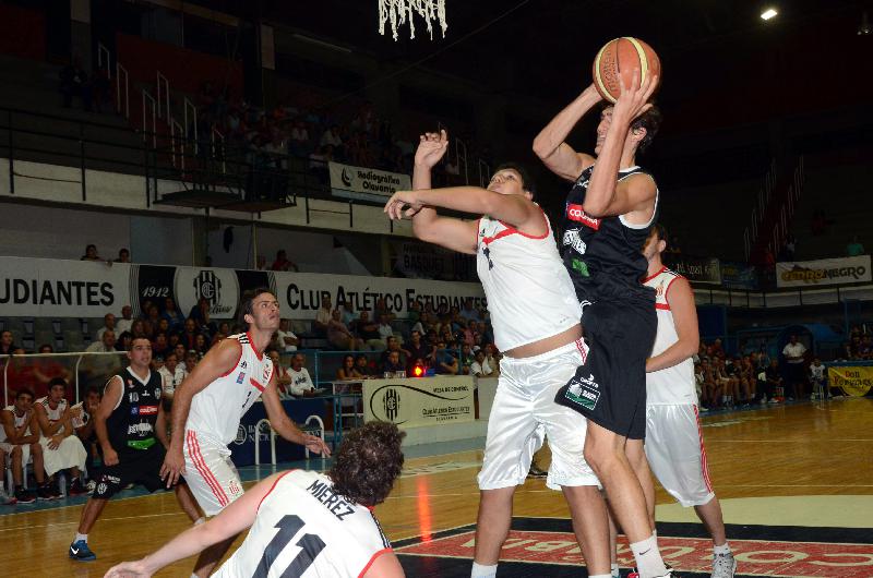 El rendidor ala pivote bahiense anotÃ³ 17 puntos ante el Pincha en la noche del viernes 