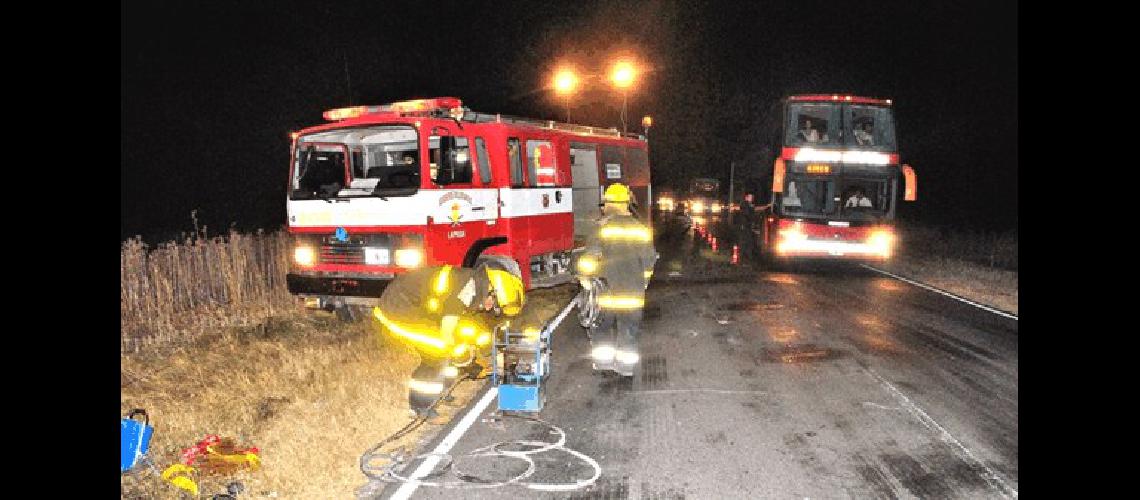 Los bomberos trabajaron en el lugar para liberar el trÃ�nsito 