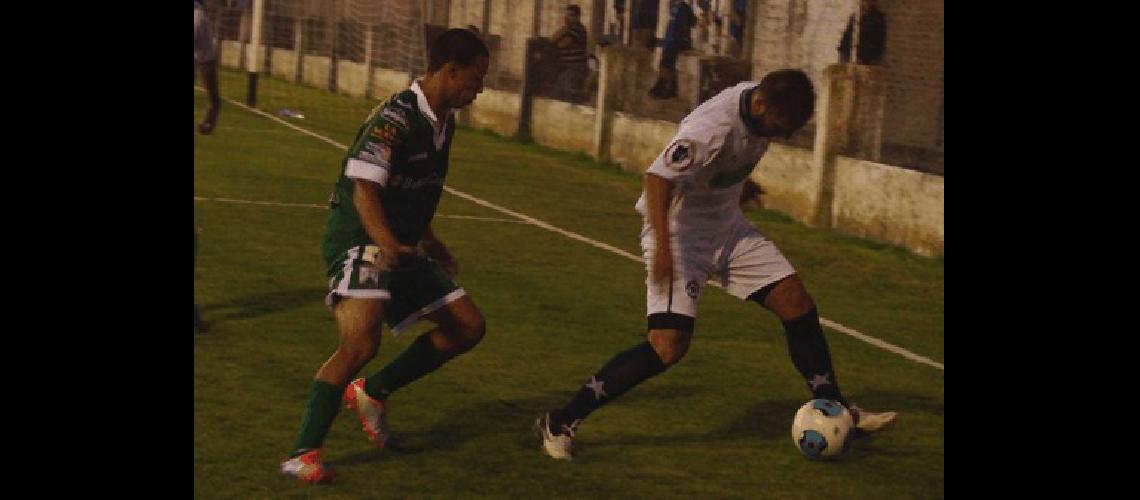 Alexis Morales Heredia ex Racing busca la pelota ante Buongiorno El amistoso en Azul fue para Ferro 