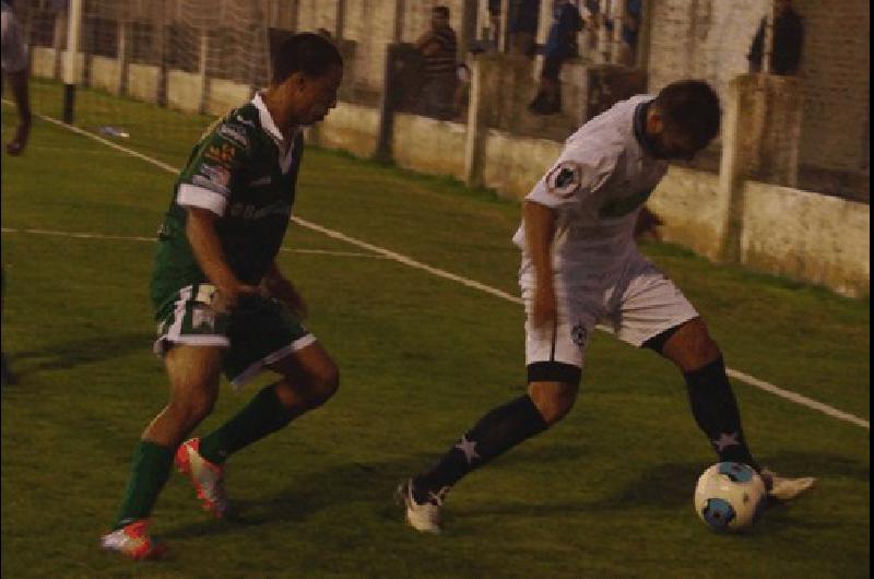 Alexis Morales Heredia ex Racing busca la pelota ante Buongiorno El amistoso en Azul fue para Ferro 