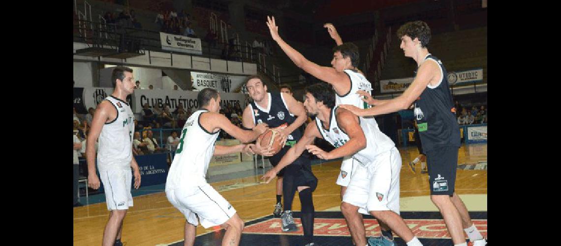 Estudiantes derrotÃ³ el viernes a Villa General Mitre 73-71 con un juego muy poco convincente 