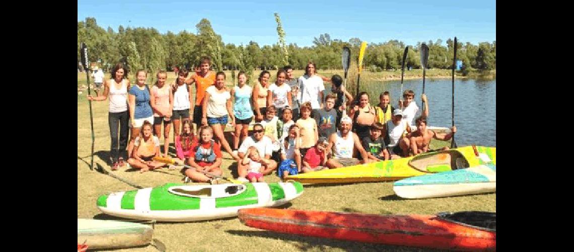 Grupo de niÃ±os padres y profesores de Tandil y Laprida que participaron del encuentro 