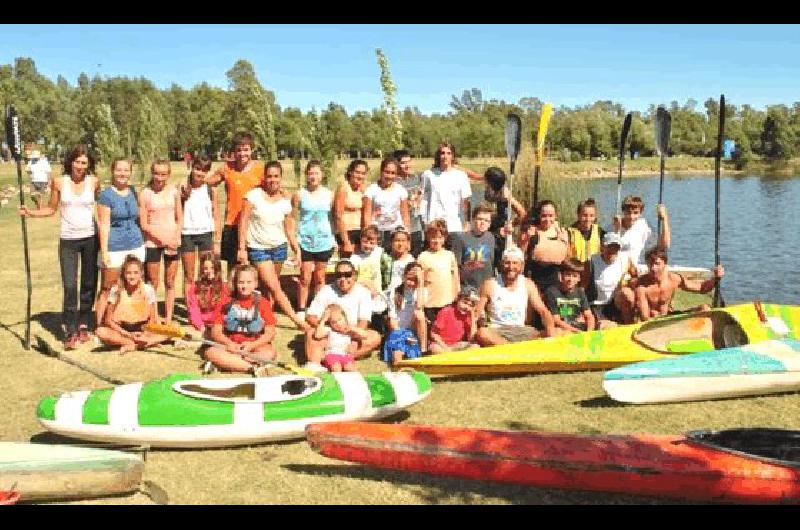 Grupo de niÃ±os padres y profesores de Tandil y Laprida que participaron del encuentro 