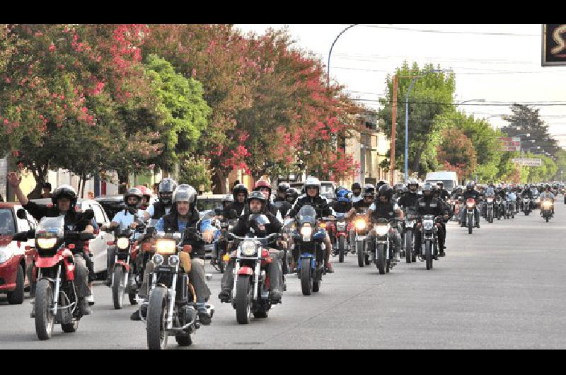 Cuando las motos vienen marchando Imponente caravana por las calles cÃ©ntricas 