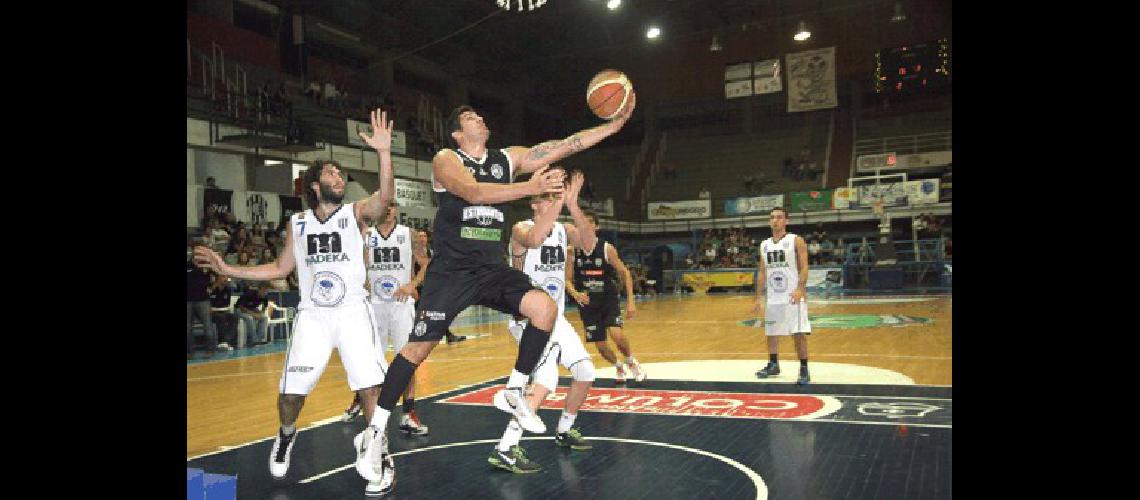 Tras derrotar a Pedro EchagÃ¼e 66-45 el Bata sumÃ³ 27 partidos invicto en el Gran Gimnasio 